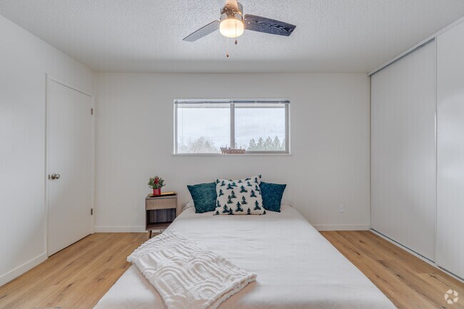 1BR, 1BA - 736SF - Bedroom