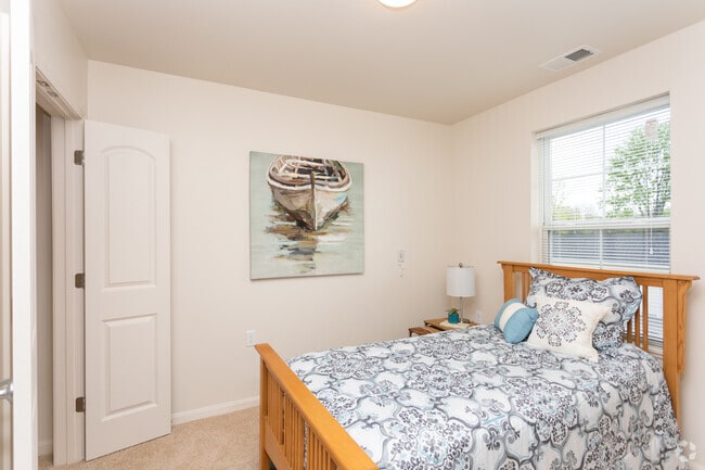 2BR, 1BA - 825 SF
