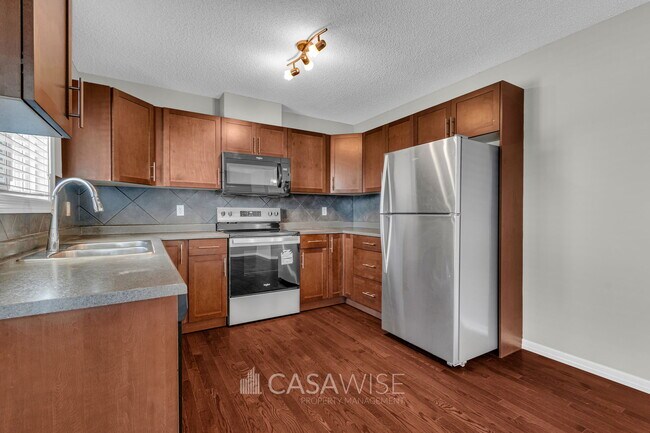 Photo - 655-655 Tamarack Rd NW