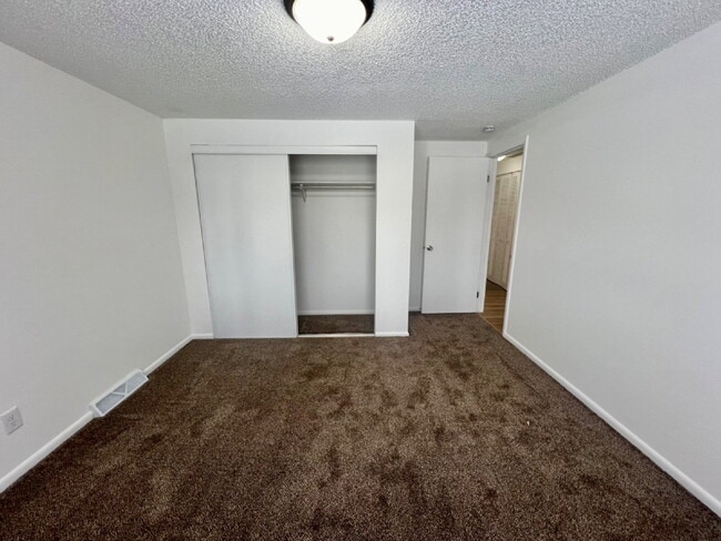 Building Photo - Affordable Two Bedroom Available with Short Term Lease Now Ready! Unit C