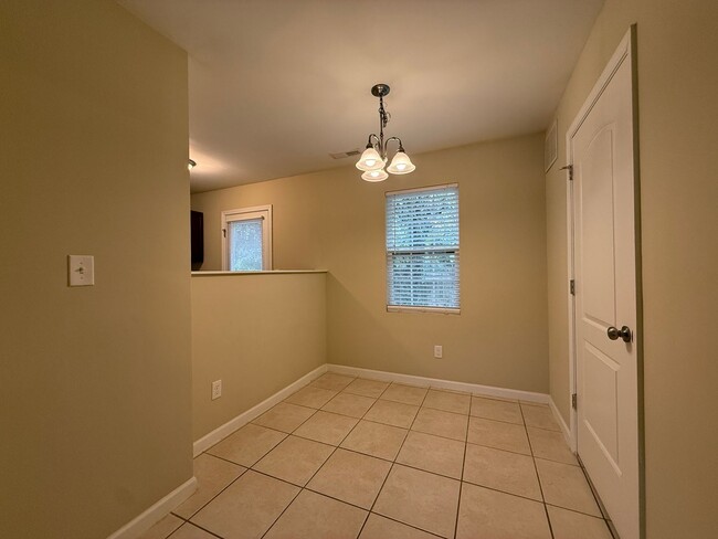 Photo - 290 Janet Ave