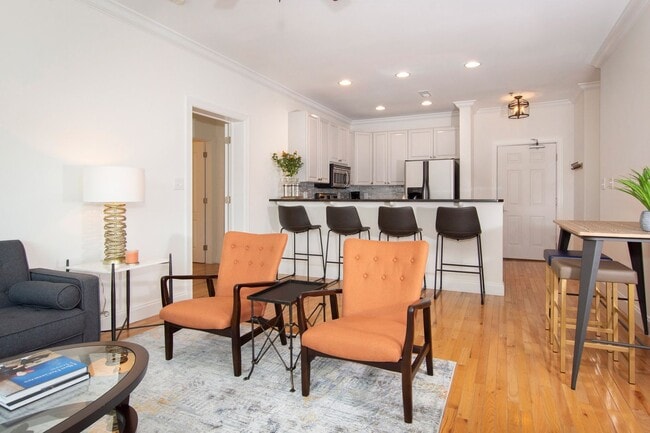 Photo - Luxurious Furnished Downtown Condo - 6-18 ...