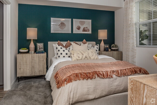 2BR, 2BA - 1056 SF