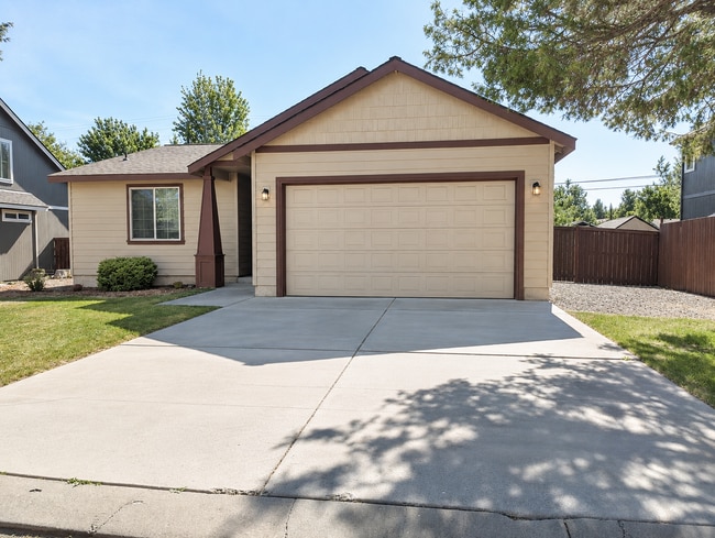 Building Photo - Spacious 3BR Home with Private Yard Near Alpenglow Park