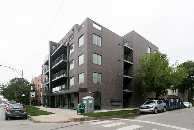 Building Photo - 2535 W Fullerton Ave Rental