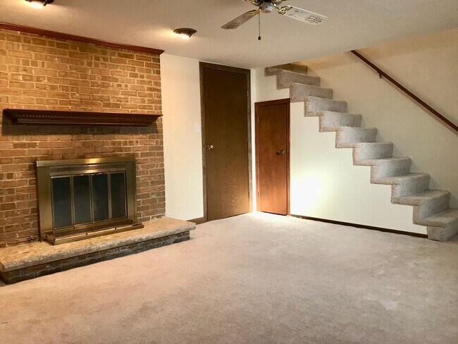 SPACIOUS TOWNHOME IN WILLOW TERRACE - SPACIOUS TOWNHOME IN WILLOW TERRACE