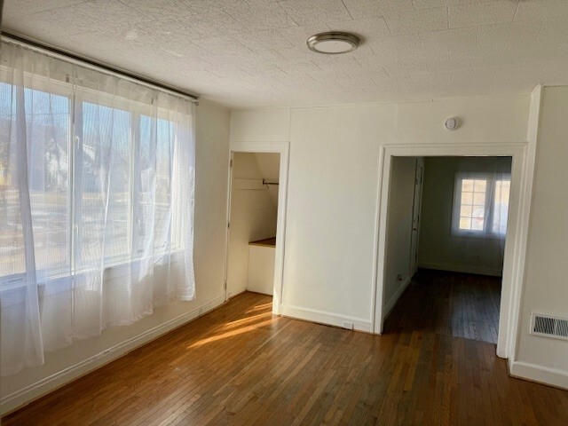 Photo - 117 Farmer St Unit 117 Farmer Front