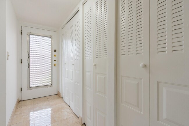 Photo - 2811 Somerset Dr Unit 412