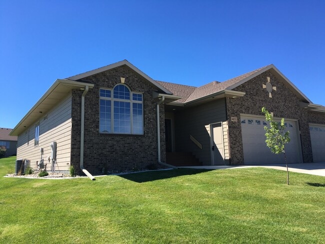 2 BEDROOM | 2 BATH | DOUBLE GARAGE | SPACIOUS TOWNHOME - 2 BEDROOM | 2 BATH | DOUBLE GARAGE | SPACIOUS TOWNHOME