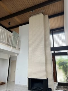 Chimenea de 2 pisos en la sala de estar - 16413 S Dalton Ave Unidad C