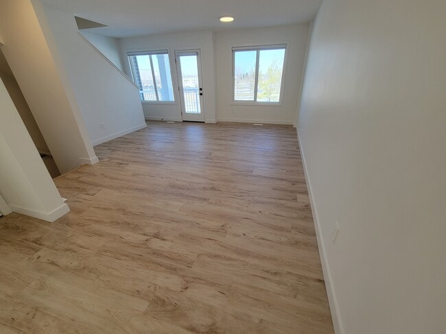 Photo - 16335-16384 84 St NW