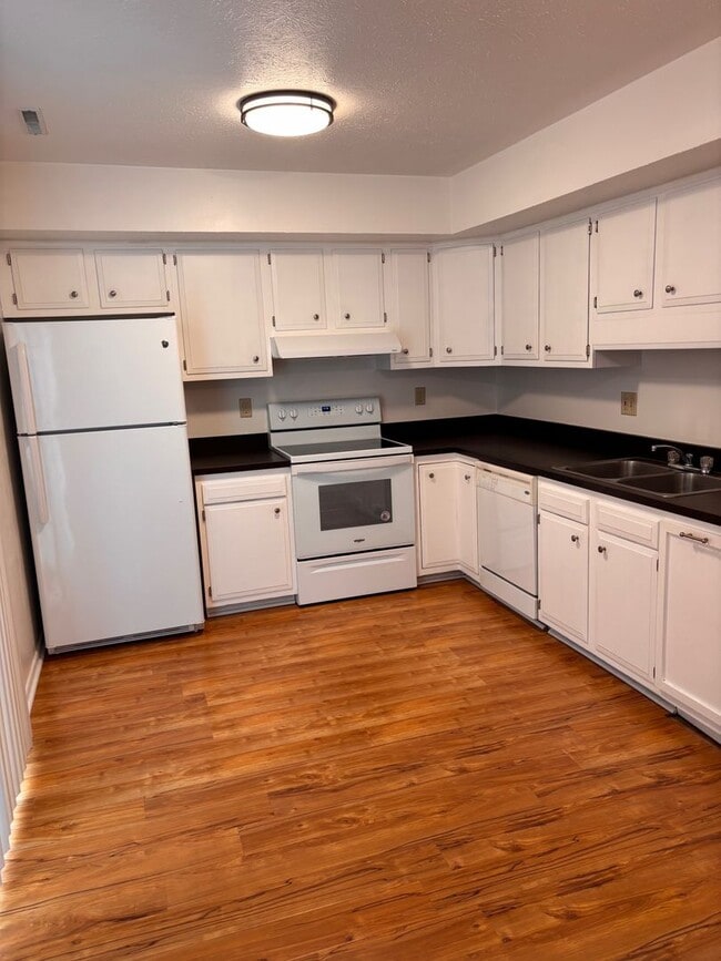 Building Photo - Near Medical Center - 2 Bedroom, 1.5 Bath Townhouse - Available Now!