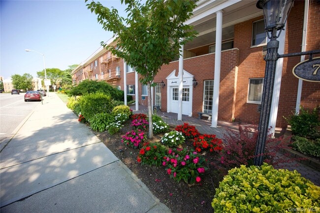 Building Photo - 77 S Park Ave Unit A28