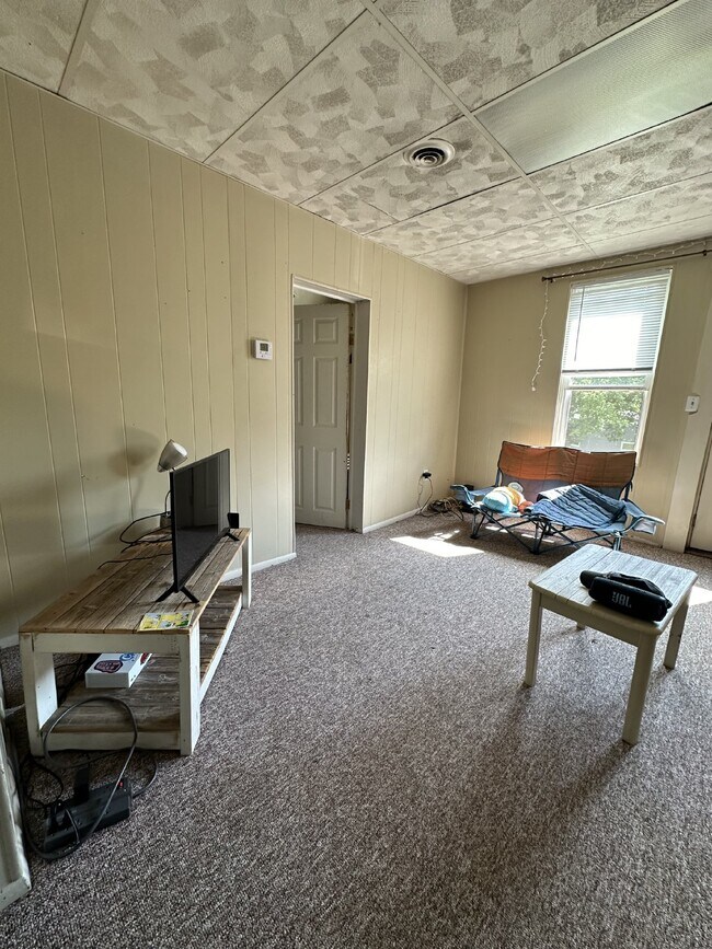 2 bed 1 bath apartment available June 1st!