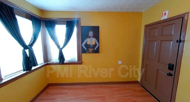 Photo - 237 E 21st St