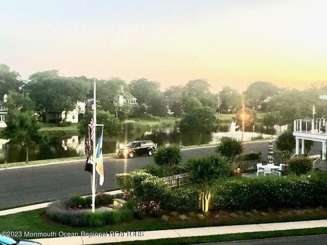 Photo - 410 Burlington Ave