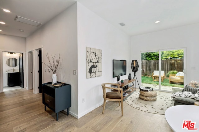 Photo - 12473 Gilmore Ave Unidad 1/2