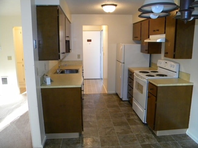 Photo - Royal Oaks Apartments