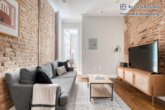 Building Photo - 309 E 8th St Rental