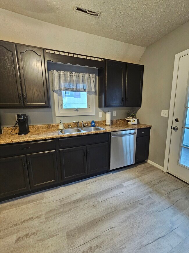 Photo - 115 W 5th Ave Unidad Modern Carriage House