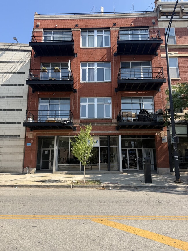 Building Photo - 1344 W Madison St