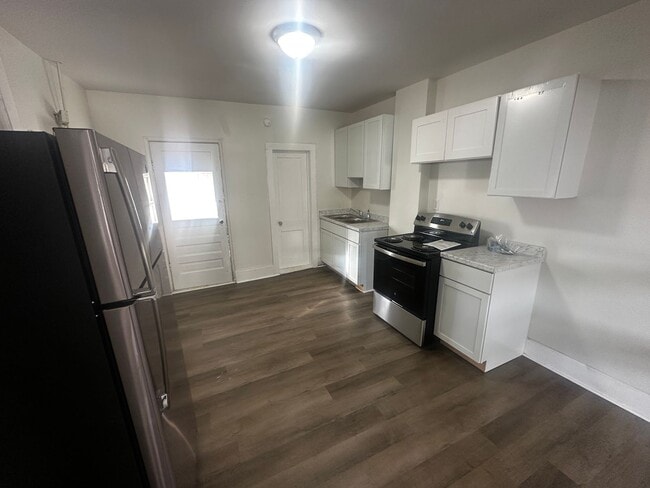 Building Photo - 2902 S 19th St Unit 2904 S 19th St. St. Joseph, MO 64503