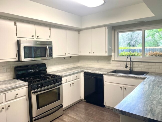 Building Photo - Northwest Austin Beauty Feeds to RRISD! Rental