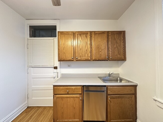 Photo - 1913 W Larchmont Ave Unit A05W