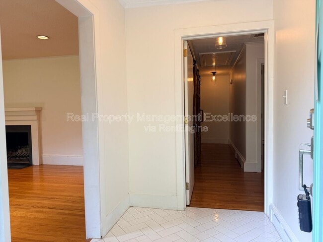 Photo - 620 Carr St
