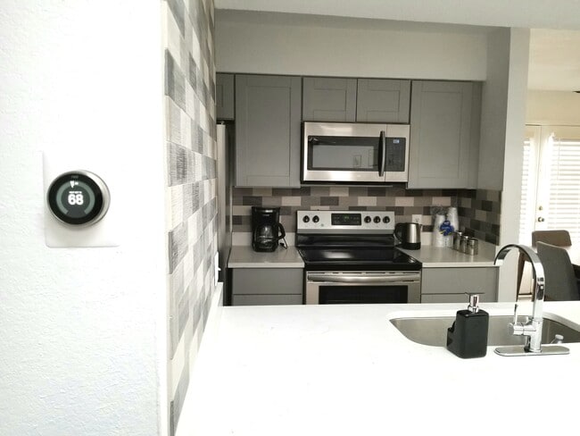 Building Photo - 5750 Phoenix Dr Unit 39