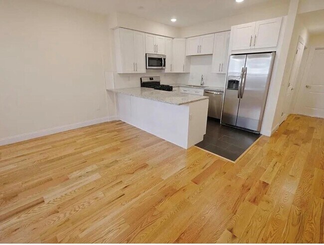 Photo - 489 Mercer St