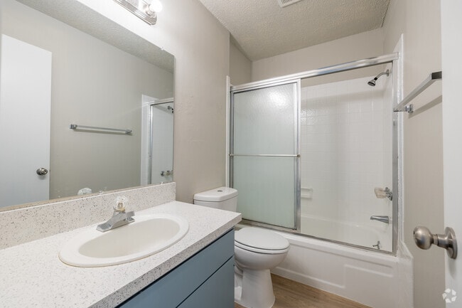 2BR, 1BA - 820SF - Bathroom