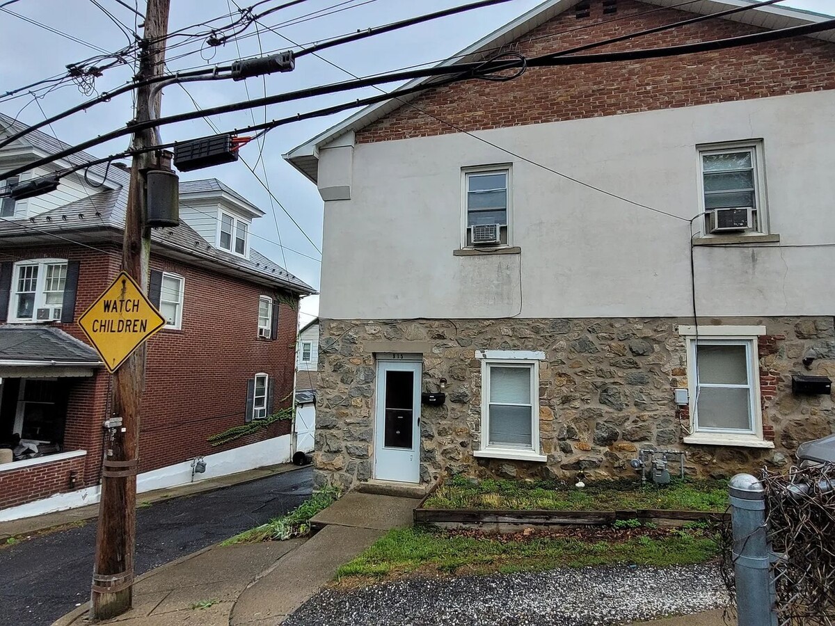 Welcome to this charming 3-bedroom, 1-bath - Welcome to this charming 3-bedroom, 1-bath House