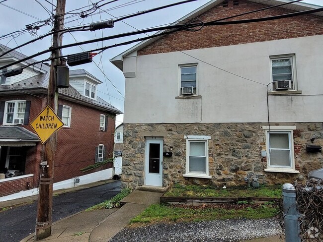 Building Photo - Welcome to this charming 3-bedroom, 1-bath Rental
