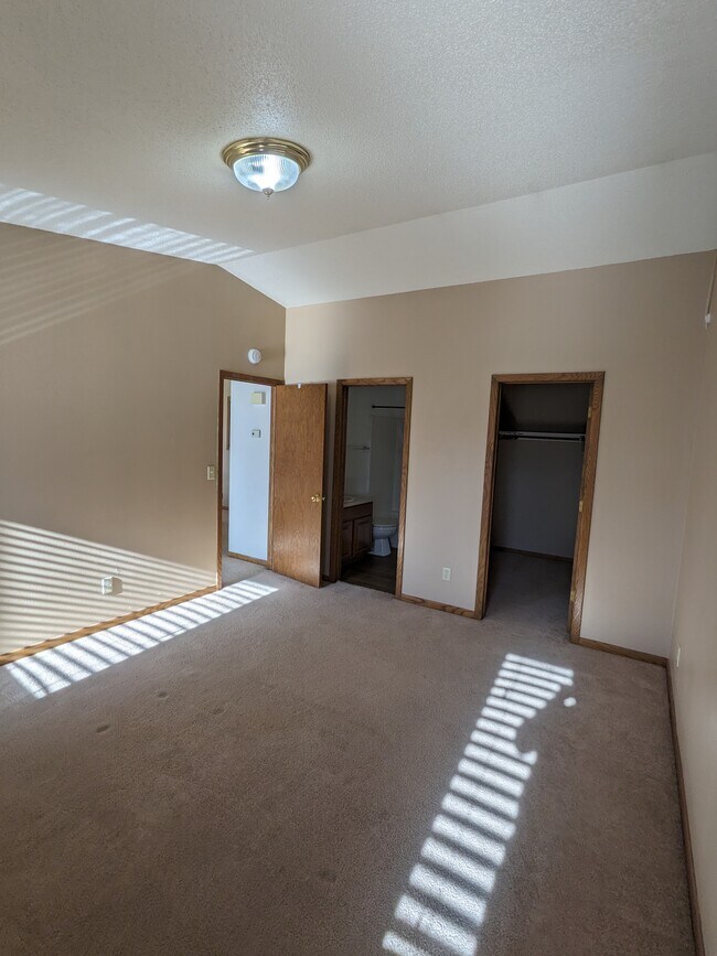 605 E 57th St Townhome Townhome Rental in Sioux Falls SD