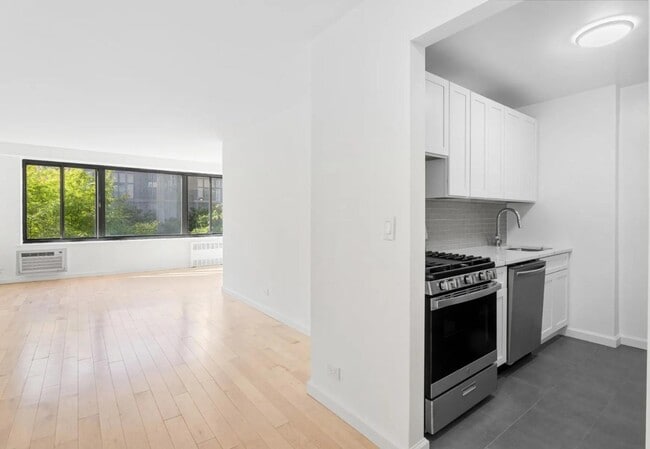 Photo - 372 Central Prk W