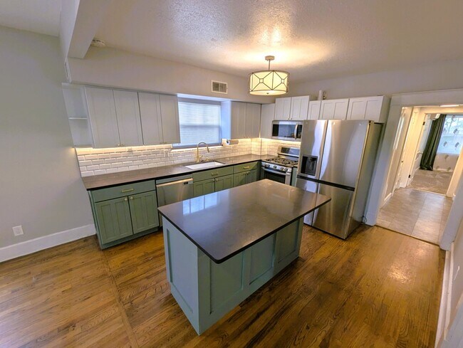 Photo - 809 N Hyer Ave
