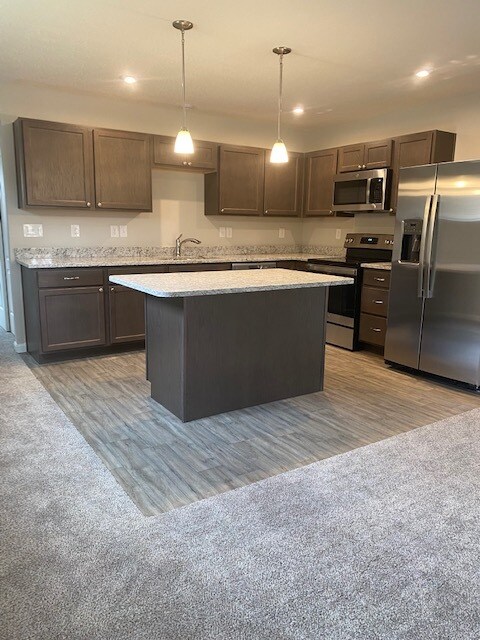 Cocina con isla - 1260 Slate Ct