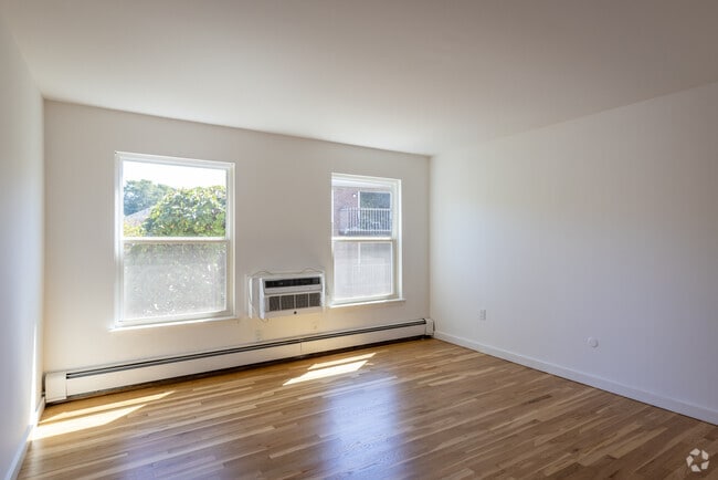 1BR, 1BA - 950SF