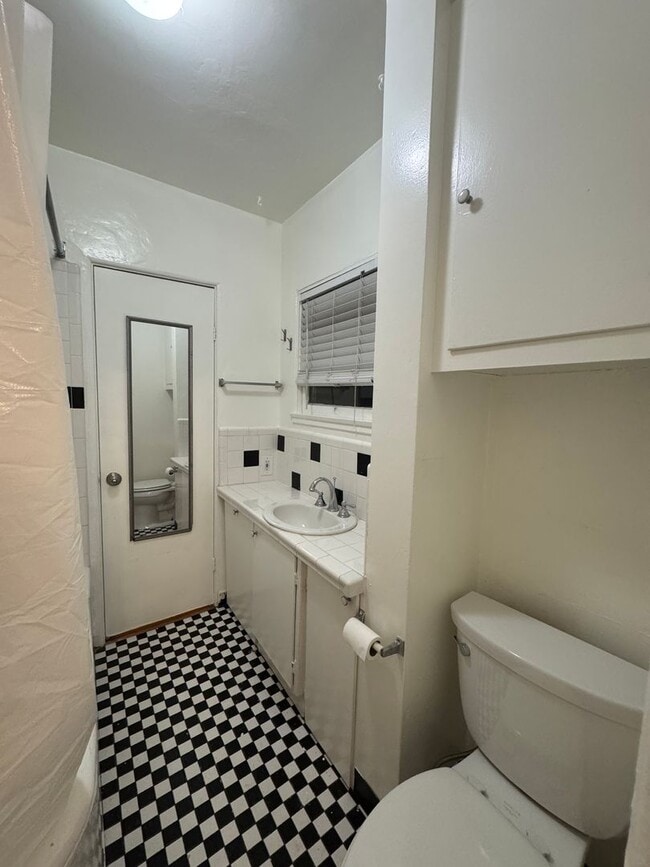 Photo - Cute 2 bedroom cottage, with hardwood floors & washer/dryer.