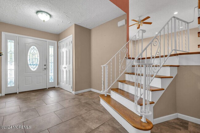 Photo - 691 Sussex Ct