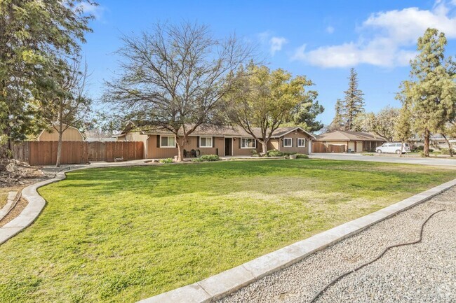 Building Photo - Madera Ranchos Home, 3BR/2BA, Built 1986 -...