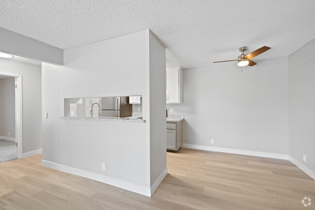 1BR, 1BA - 676 SF - Dining Room