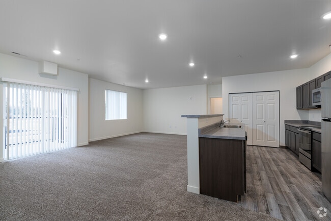 2BR, 2BA - 1460SF