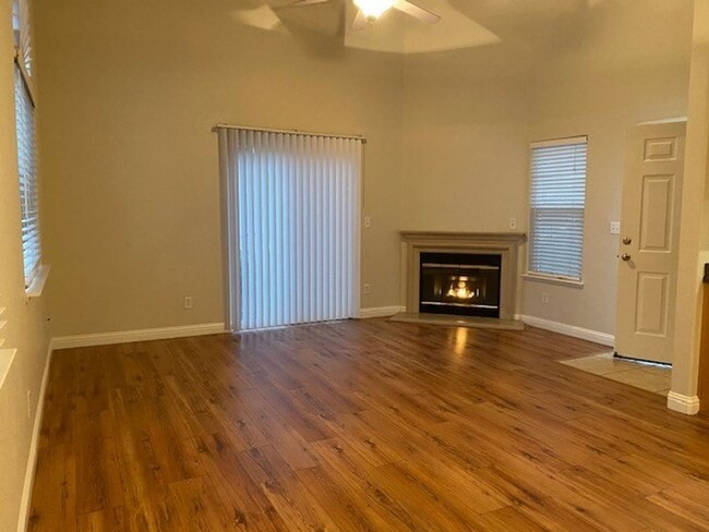 Building Photo - COMING SOON! Roseville 2 bed/2.5 bath, 2 Story Townhome!