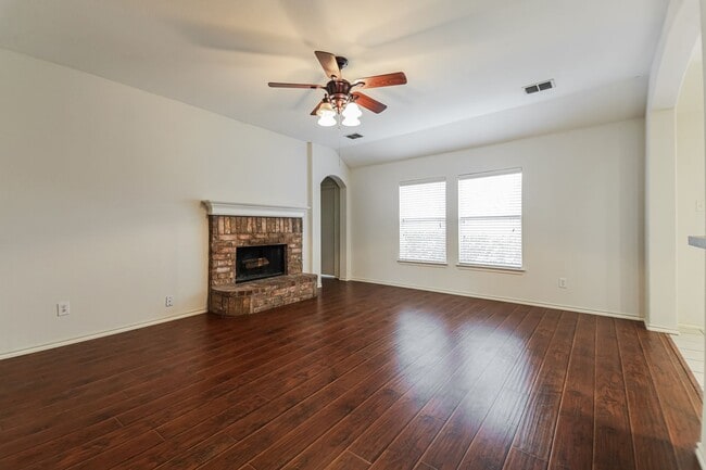 Photo - $1850 3 Bed/2 Bath/2 Garage Ready for Move-in Home in Mustang Creek