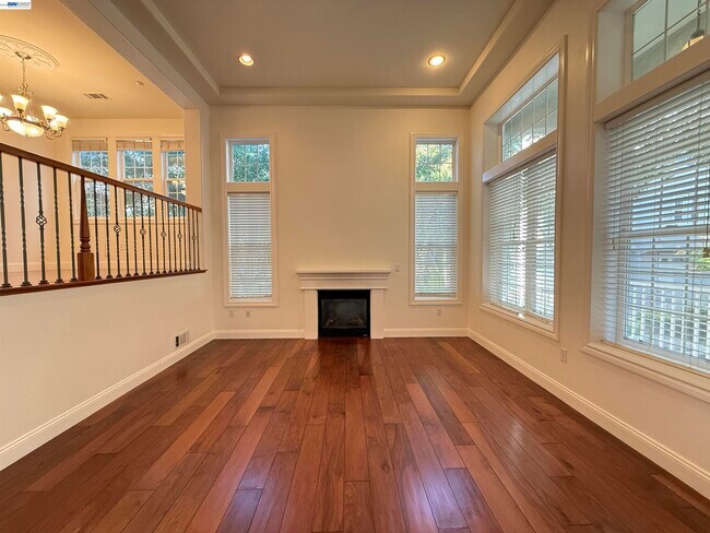 3687 Whitworth Dr