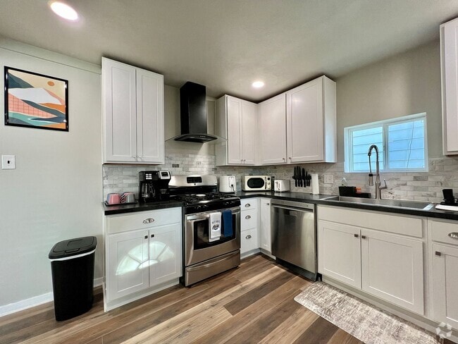 Building Photo - 1310 S Sheffield Ave Rental