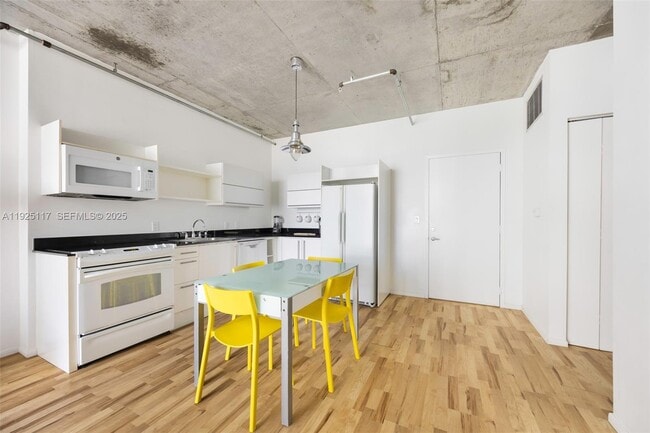 Photo - 690 SW 1st Ct Unidad 1830