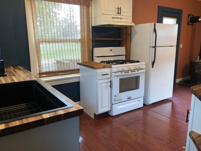 Photo - 535 SE Side St